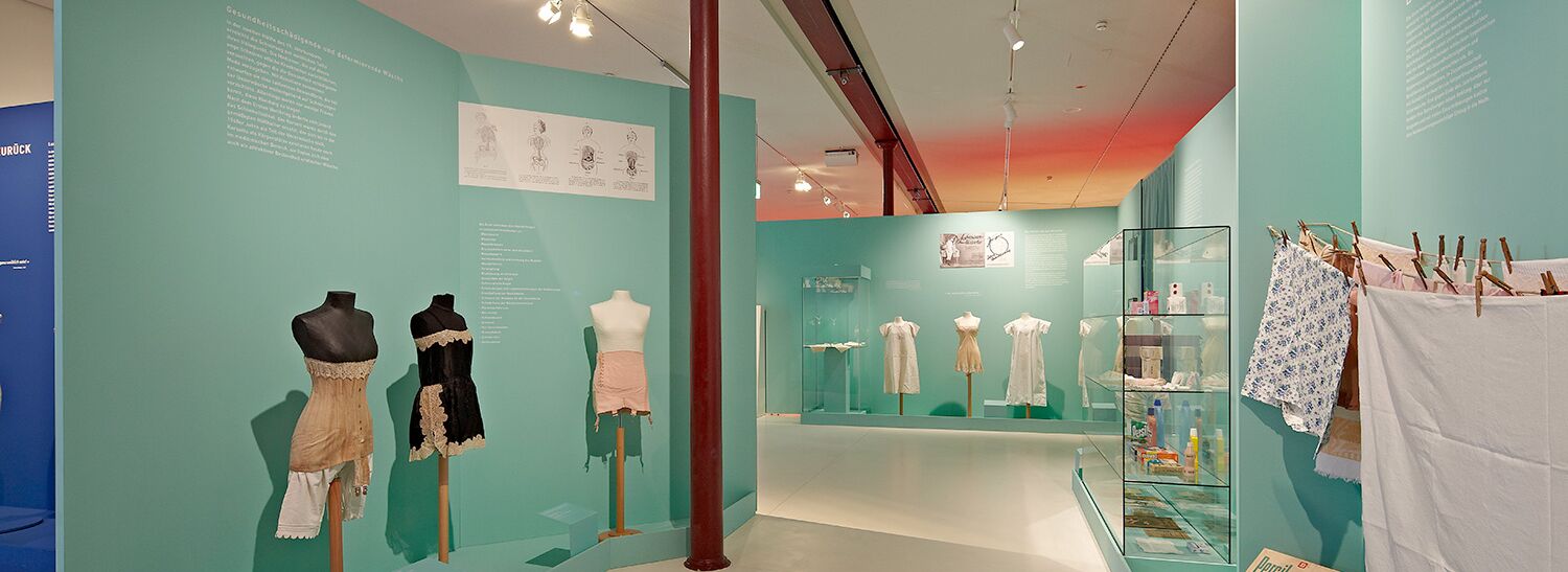 Mila-wall wall modules, platforms and showcases in various colours at the TIM Augsburg