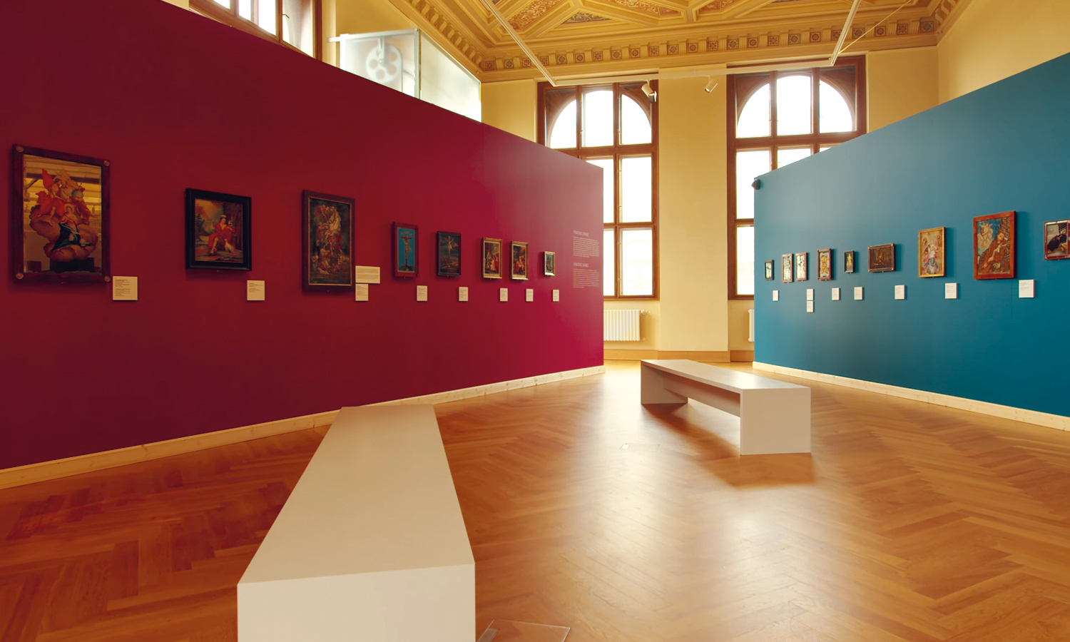 Ausstellungsraum mit Mila-wall Wandmodulen und Sitzbänken im UPM Prag