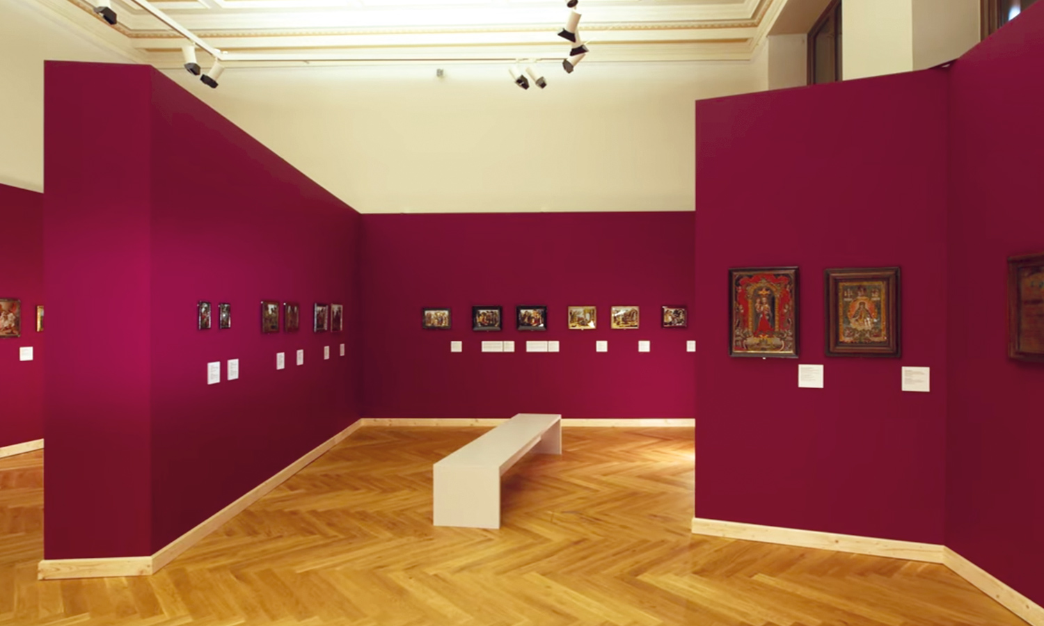 Ausstellungsraum mit Beleuchtung und Sitzbänken, umgesetzt mit Mila-wall im UPM Prag