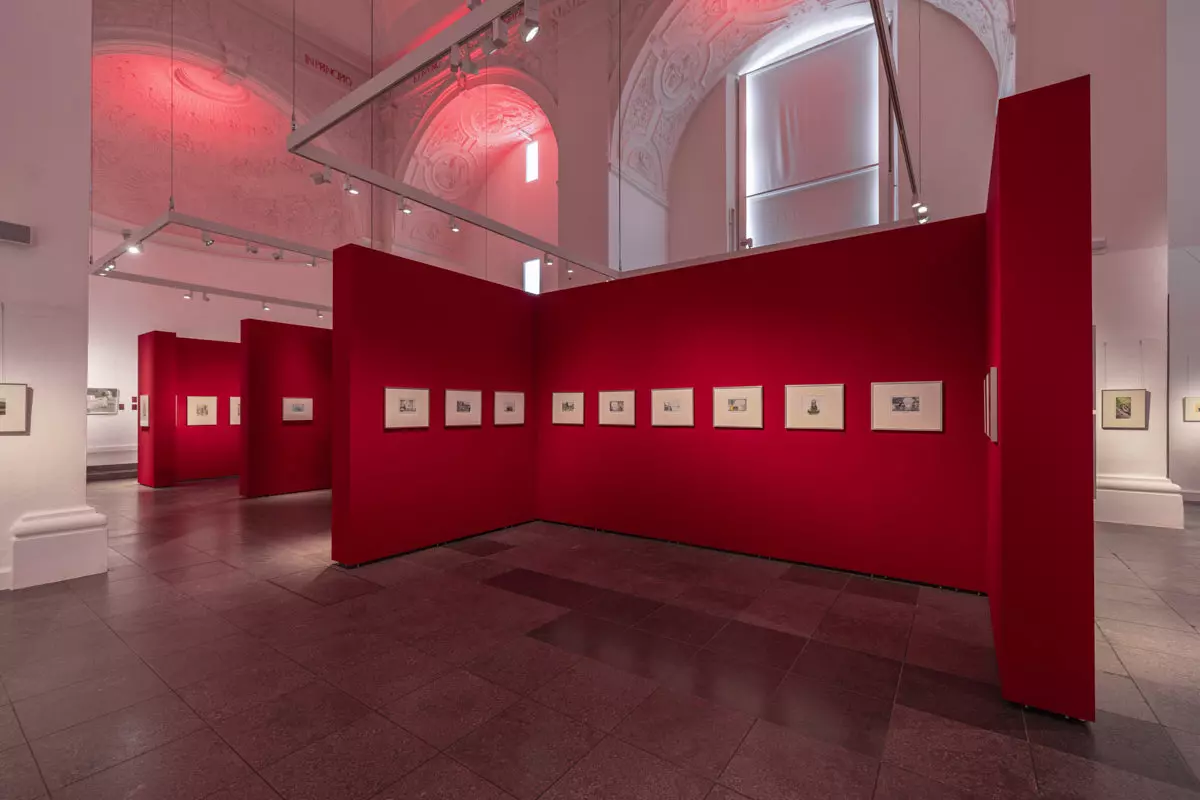Rot folierte Mila-wall Wände mit gerahmten Bildern im Kirchenschiff der Kunsthalle Jesuitenkirche Aschaffenburg